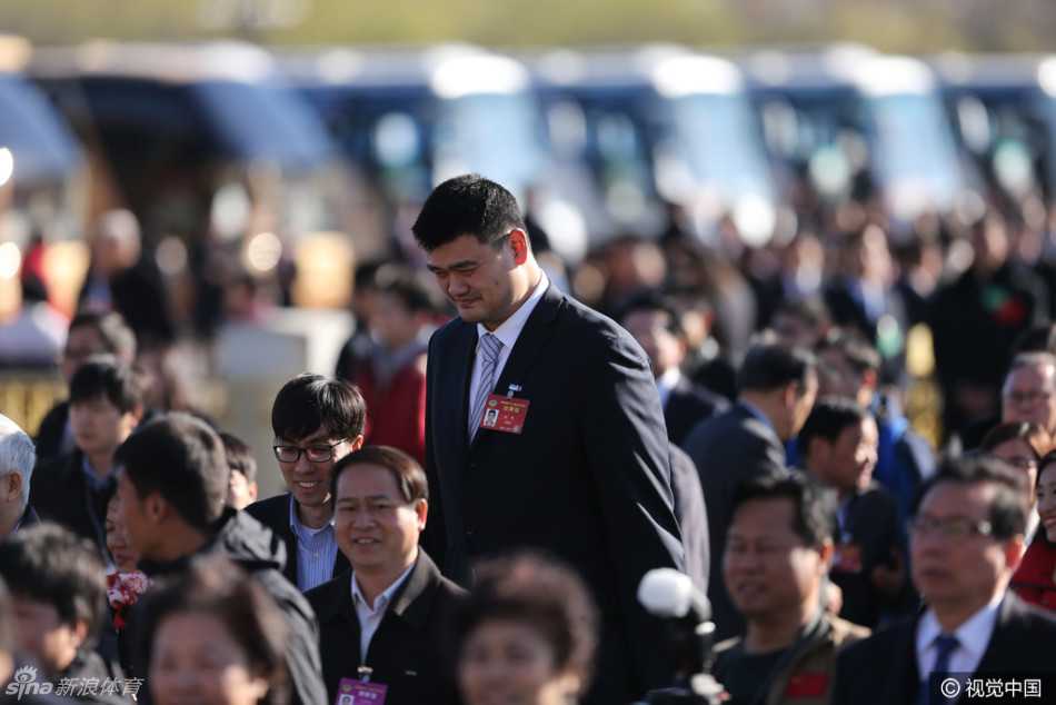 姚明履职最后一年的政协建言:体育强国梦不止于金牌 闭幕会结束后,姚明在人民大会堂台阶上被媒体记者团团围住,各种录音笔和话筒伸向他,而他依然保持微笑从容应对提问。