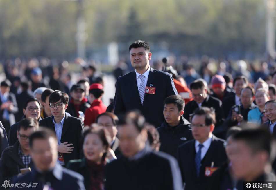 姚明履职最后一年的政协建言:体育强国梦不止于金牌 姚明在会议记录本上认真写下什么,面前摆放着政协委员名牌,作为中国篮协主席的他,在最后一次履职中依然保持着全神贯注的参与姿态。