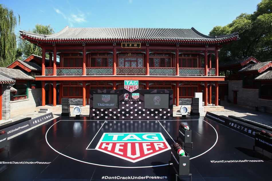 发布会的最后，姚明、比弗先生以及三位新秀等人一同在背景板前合影留念，众人的笑容被镜头定格，记录下CBA联赛与泰格豪雅携手同行的起点。