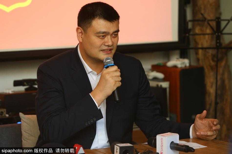 活动现场座无虚席，来自全国各地的媒体记者们聚精会神，手中的相机和笔记本记录着中国篮协改革进程中的每一个重要瞬间。