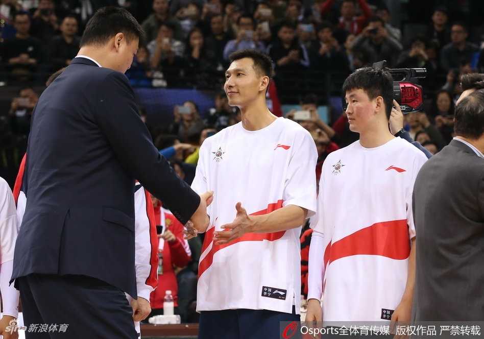 来自广东工业大学的CUBA球员张健豪在扣篮大赛中化身飞人，他舒展身体飞跃三名站立助演的瞬间，仿佛挣脱了地心引力，完美摘得扣篮王桂冠。