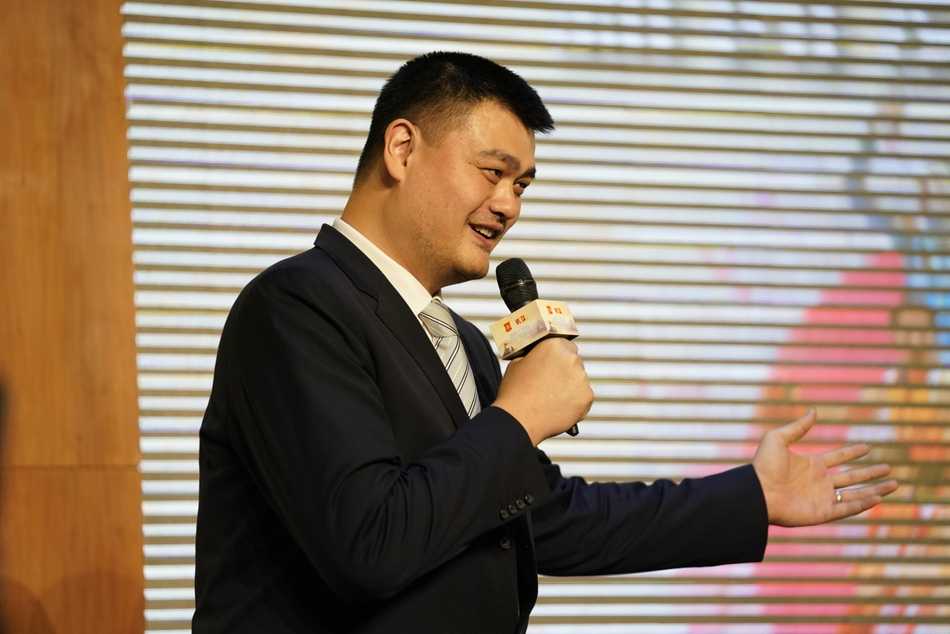 姚明改革启航新纪元,众星捧月助力女篮联赛华丽蜕变 姚明与多位嘉宾共同按下启动装置,彩色气球腾空而起,象征着2017-2018赛季WCBA联赛正式拉开大幕。