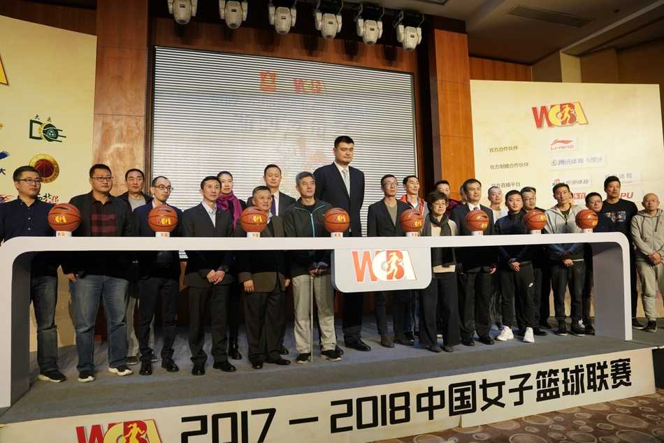 姚明改革启航新纪元,众星捧月助力女篮联赛华丽蜕变 女篮国手邵婷跨界客串发布会主持,手持话筒尽显学霸风采,与姚明的互动妙趣横生。