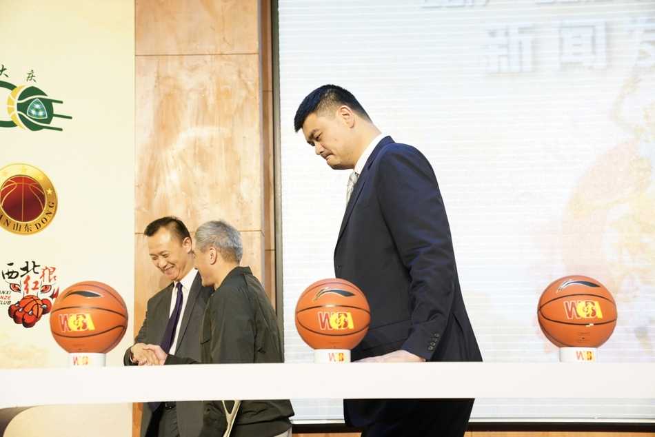 姚明改革启航新纪元,众星捧月助力女篮联赛华丽蜕变 在发布会尾声的合影环节,姚明谦逊地将主持人邵婷推到舞台中央的C位,自己则甘当绿叶站在一旁微笑。