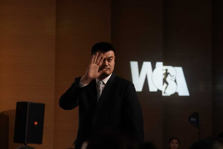 姚明改革启航新纪元,众星捧月助力女篮联赛华丽蜕变 众多与会嘉宾在发布会现场合影留念,记录下中国女篮联赛改革元年这一具有里程碑意义的时刻。