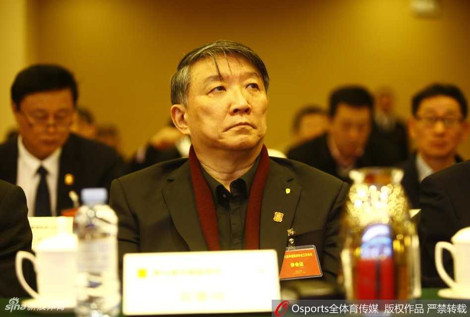 台下与会代表们神情专注，有的凝神倾听，有的认真记录，他们深知这次会议的重要意义，眼神中充满了对这位新掌门人的期待以及对未来改革的信心。