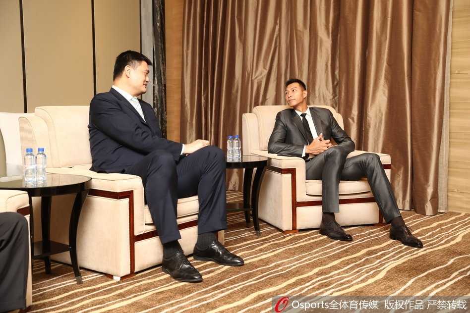 姚明易建联天津聚首 助力美孚速霸与CBA开启全新合作篇章 近景镜头中,易建联与姚明面带微笑专注交谈,仿佛在交流着对中国篮球未来的共同期许与信念。