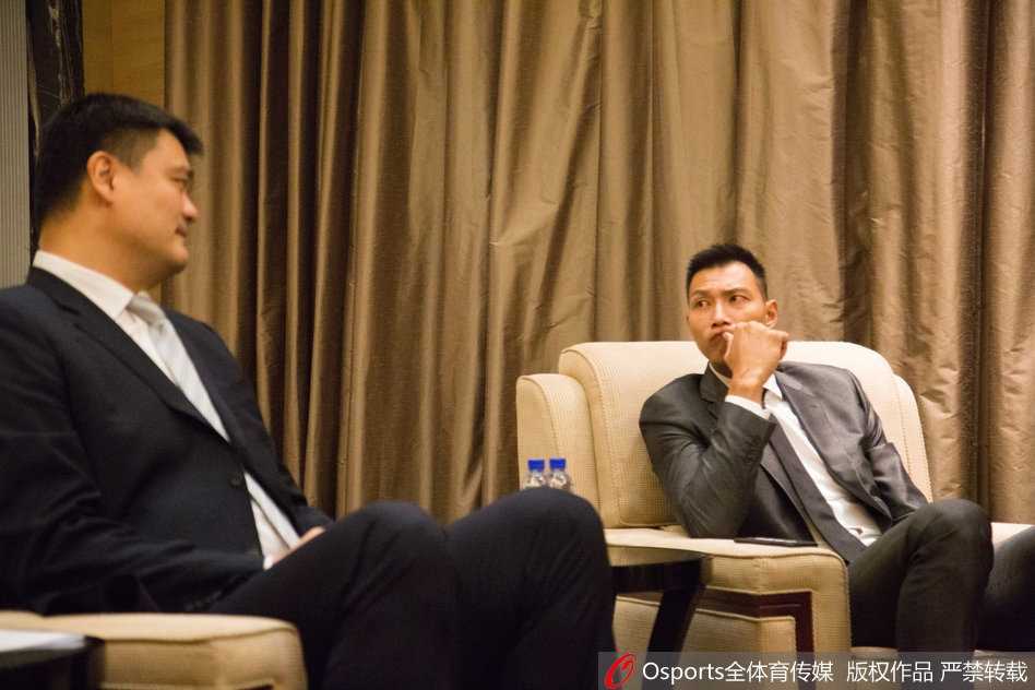 姚明易建联天津聚首 助力美孚速霸与CBA开启全新合作篇章 易建联身着休闲西装端坐于主席台前,神情专注而坚定,仿佛已为新赛季的征战积蓄了全部能量。