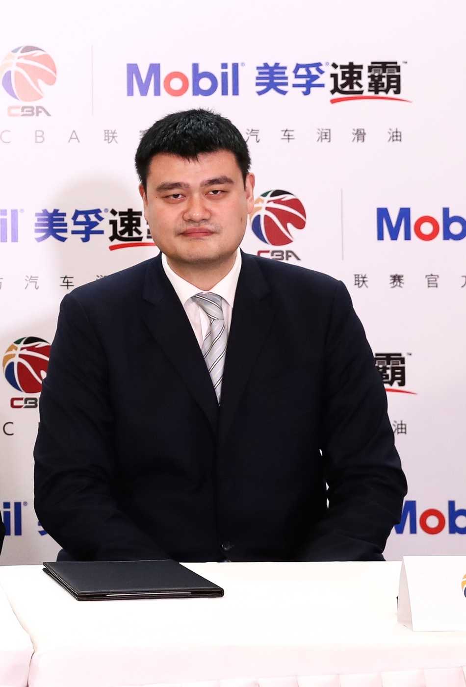 姚明易建联天津聚首 助力美孚速霸与CBA开启全新合作篇章 姚明在话筒前发表致辞,身后的背景板印着双方品牌标识,他沉稳自信的神态让在场者对CBA的未来充满信心。