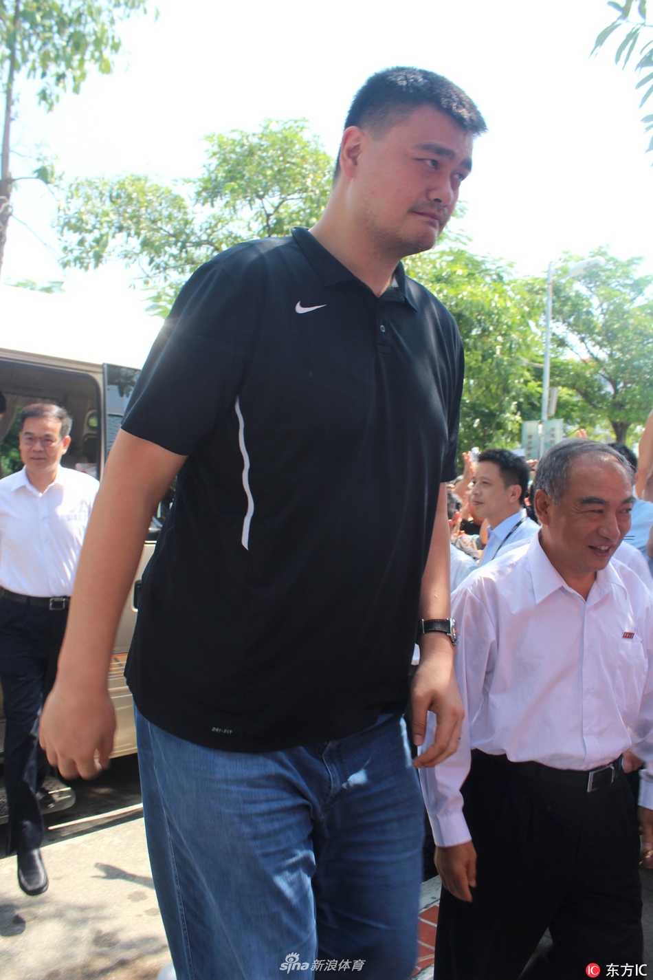 姚明在开幕式上面带微笑发表致辞，他幽默地调侃华侨大学辉煌的篮球战绩，引得身旁的校领导和外国嘉宾也忍俊不禁，现场气氛轻松而热烈。