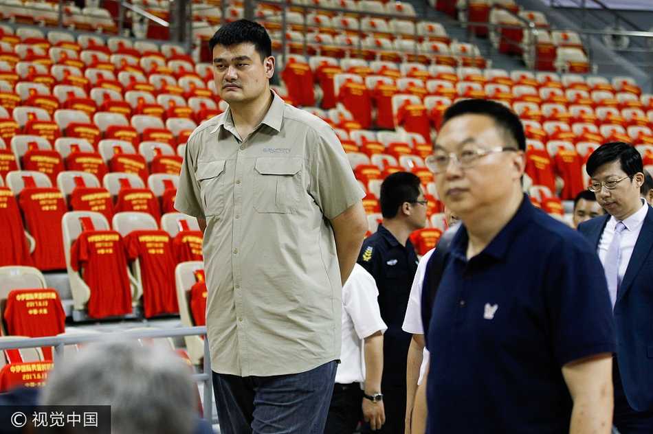 终场哨响，赵继伟叉腰低头，为错失绝杀而遗憾。但这场硬仗的历练，正是新国家队成长路上必须付出的学费。