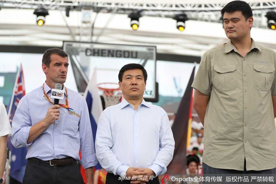 身着一袭深色西装的姚明，挺拔的身姿如同球场上的灯塔，他手持话筒神情专注而亲切，正面向全场年轻的运动员们送上鼓励与祝福。