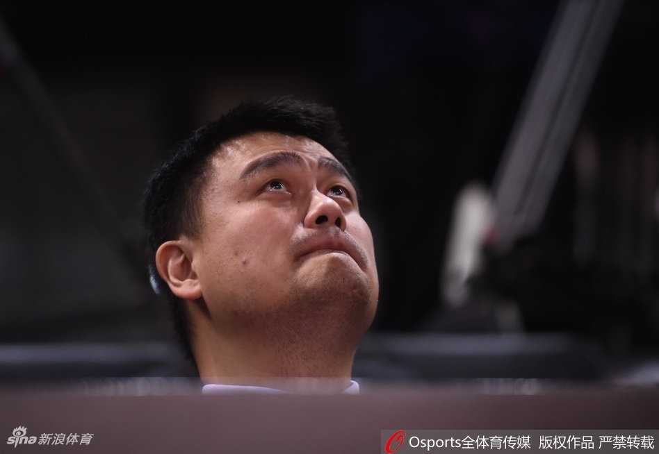 姚明做出一个略显夸张的惊讶表情，嘴巴微张，眉毛高高扬起，似乎对场上某位球员的惊人操作感到既震惊又好笑。