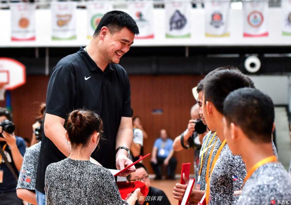 开幕式结束后，姚明被一群充满活力的小篮球手簇拥着走向场外，大家有说有笑，这一刻胜负已不再重要，重要的是体育带来的纯粹快乐。