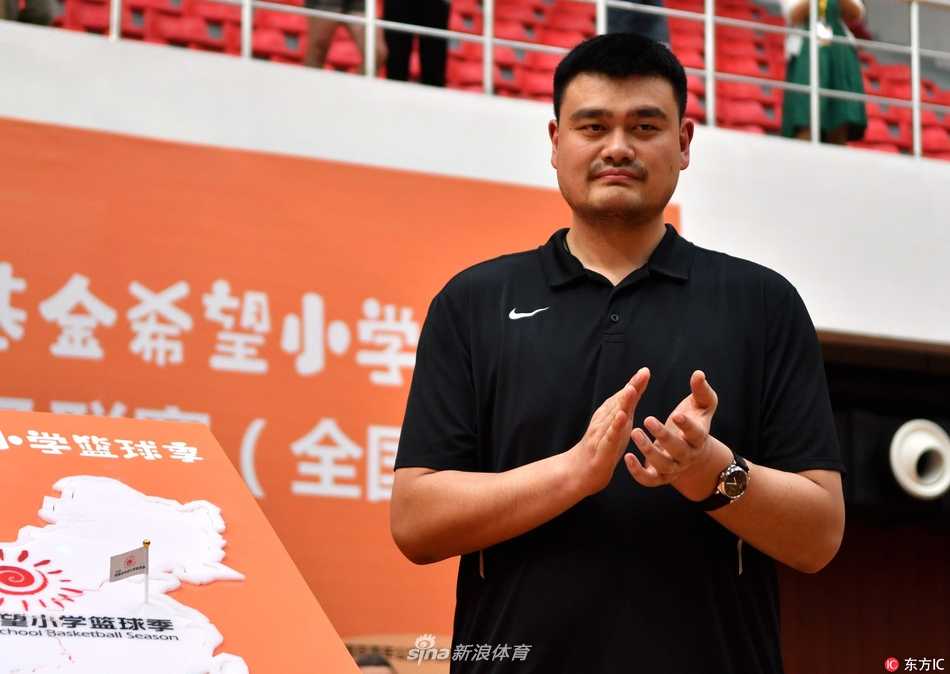 开幕式舞台上，姚明弯腰接过南京市委副书记龙翔赠送的寓意友谊的纪念品，同时他也准备好了一件签名T恤作为回礼，这一赠一收尽显温情。