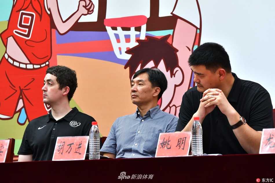 在一片闪光灯下，姚明为小球员们签名，孩子们伸长手臂、踮起脚尖，渴望得到这份珍贵的鼓励，画面充满了对未来的无限憧憬。