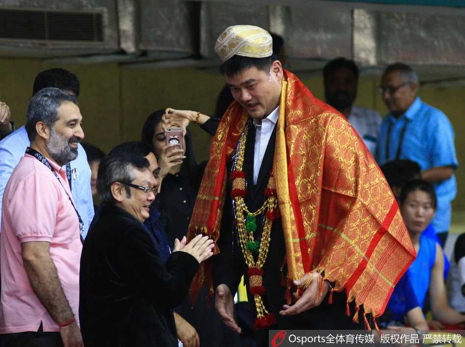 篮协主席姚明亲临女篮亚洲杯半决赛现场，他身着衬衫目光如炬，刚一现身便成为全场焦点，看台观众纷纷举起手机记录这一刻。