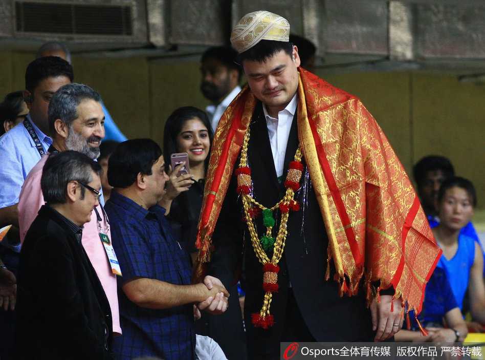 赛场上，中国女篮队员高高跃起争抢篮板，红色的战袍如同火焰，在对手严密的防守下寸土不让，每一次拼抢都充满了力量和决心。