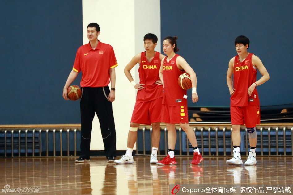 女篮锋线核心李梦在三分线外持球突破，她强壮的身体在对抗中占据优势，眼神坚毅地盯着篮筐，飘逸的长发随着急促的脚步舞动，展现出新一代女篮的飒爽英姿。