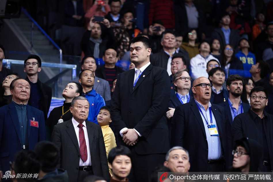 姚明赠袍,易建联接过的不仅是荣誉更是中国男篮的火炬 易建联身披绣满荣誉星的战袍,在赛场上持球背身单打,对手全力防守,身后的看台上五星红旗格外鲜艳,定格了中国男篮一代核心为国家荣誉而战的经典瞬间。