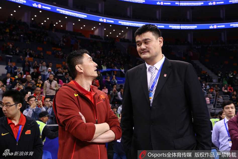 姚明赠袍,易建联接过的不仅是荣誉更是中国男篮的火炬 在东莞主场观众的注视下,姚明面带微笑,双手将那件意义非凡的荣誉外套递到易建联手中,阿联神情庄重地接过,两人指尖触碰的瞬间,仿佛是中国男篮两代领袖的无声对话。