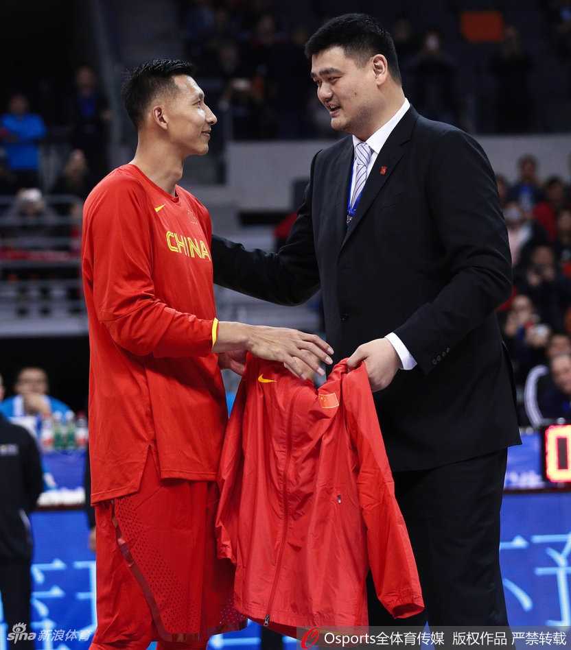 姚明赠袍,易建联接过的不仅是荣誉更是中国男篮的火炬 易建联将荣誉外套穿在身上,右手轻轻触摸着衣袖上那一颗颗代表国家队征战经历的五角星,低头凝视,仿佛在那一刻回望自己走过的漫长而辉煌的国手之路。