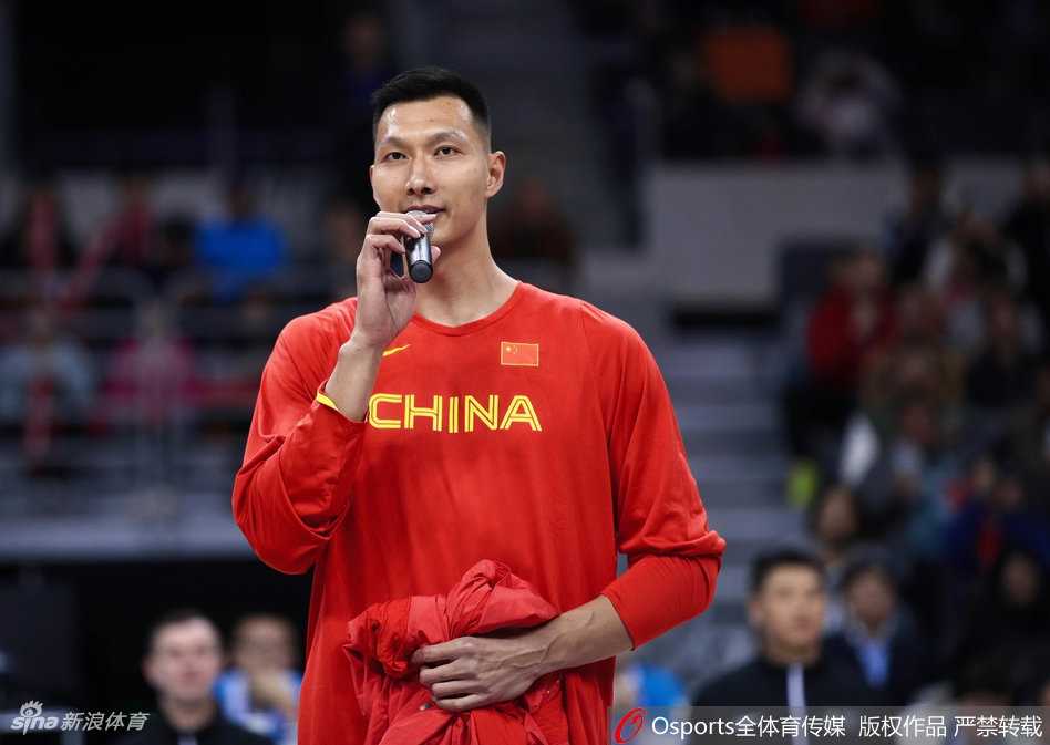 姚明赠袍,易建联接过的不仅是荣誉更是中国男篮的火炬 在全场观众的欢呼和注视下,姚明与易建联共同举起那件荣誉外套,展示给全场,这一刻既是赛前的激励,也是中国男篮历史上一次意义深远的火炬交接。