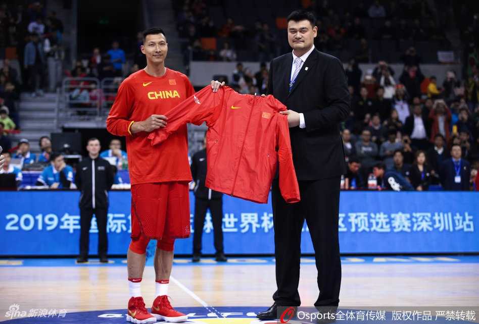 姚明赠袍,易建联接过的不仅是荣誉更是中国男篮的火炬 面对新西兰队员的严密防守,易建联毫无惧色,他高高跃起,在空中对抗后艰难地将球放进篮筐,眼神里满是孤胆英雄般的坚毅与不屈。