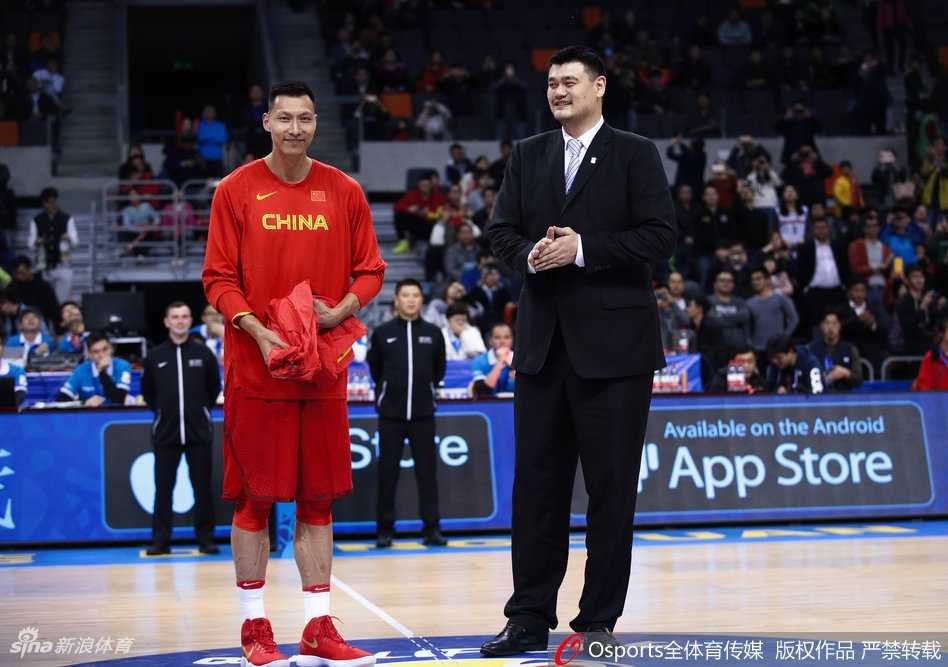 姚明赠袍,易建联接过的不仅是荣誉更是中国男篮的火炬 姚明与易建联在场上并肩而立,两人的身影在灯光下被拉长,姚明侧身对着阿联叮嘱着什么,阿联认真倾听,画面里仿佛流淌着中国男篮两大内线传承的温情与厚重。