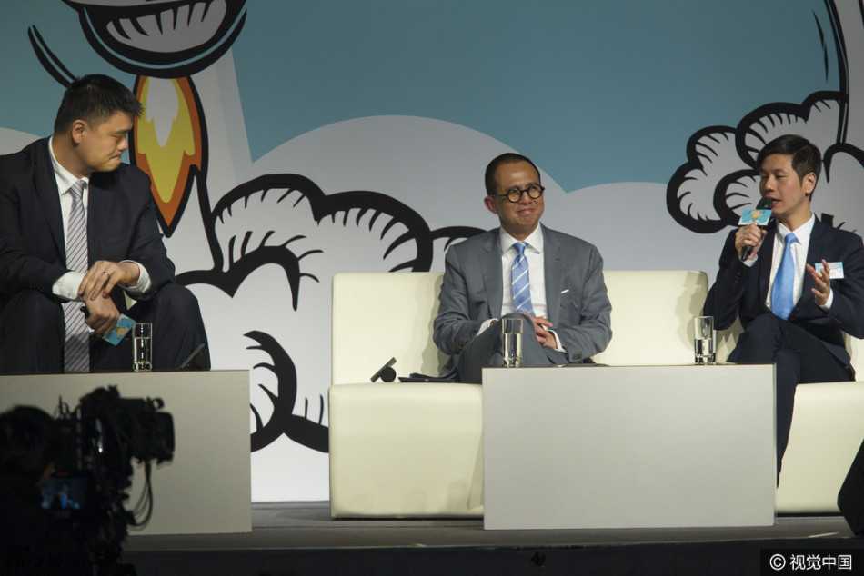 论坛开始前，姚明、李泽楷、霍启刚等人围站在休息区轻松交流，姚明标志性的身高使他即使站在人群中也能一眼被认出，周围的工作人员正细心地为他们讲解流程。