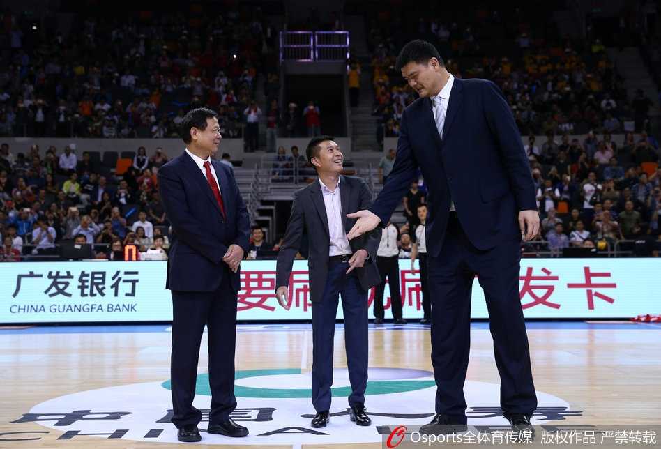 赛场上球员们激烈拼抢，红色的球衣如同燃烧的火焰，而在场边熠熠生辉的奖杯，仿佛在为这些后辈们讲述着前辈开疆拓土的故事。