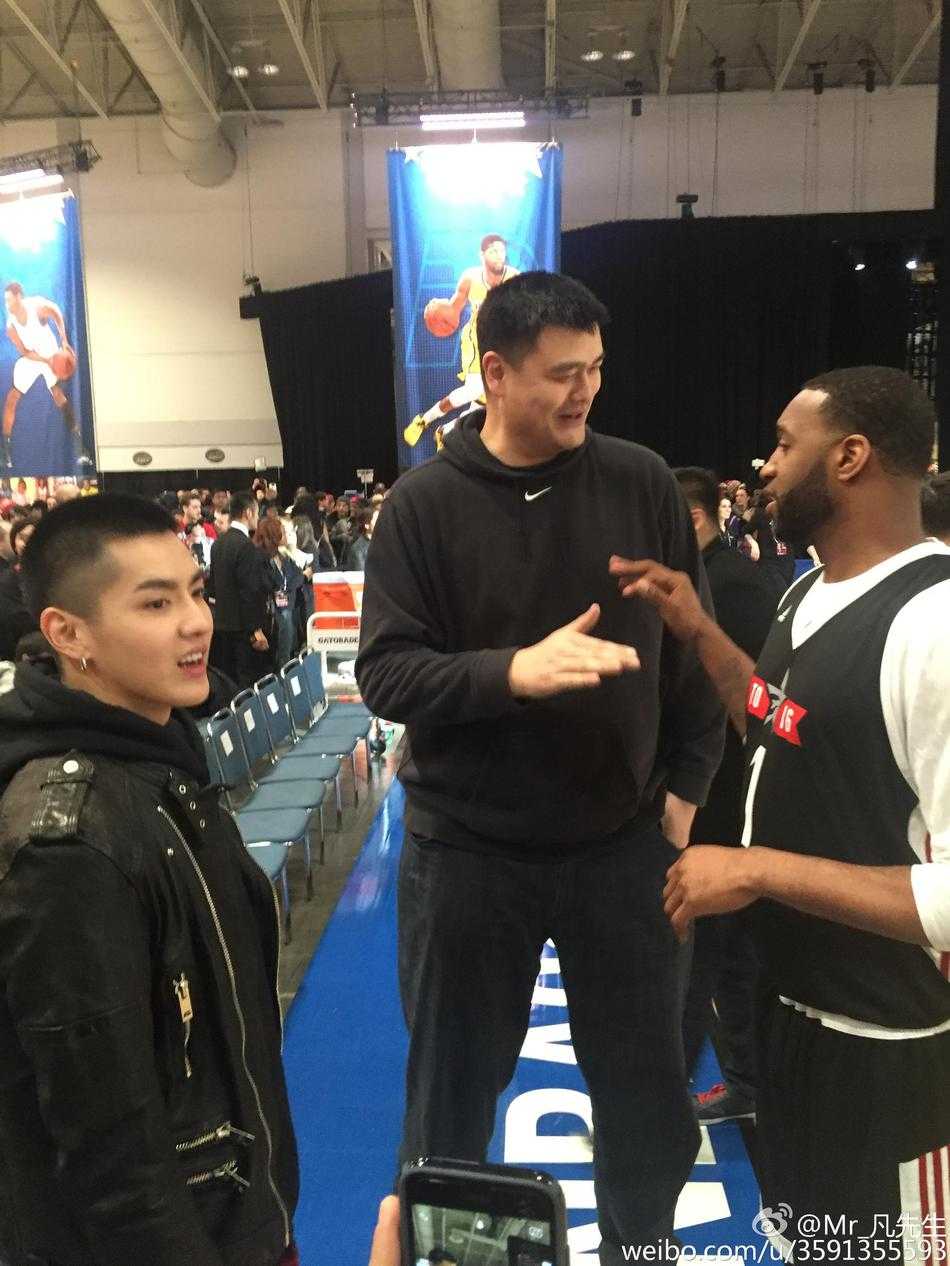 姚明与麦蒂在全明星周末热情相拥，两人的笑容仿佛将时光拉回了火箭队并肩作战的岁月。