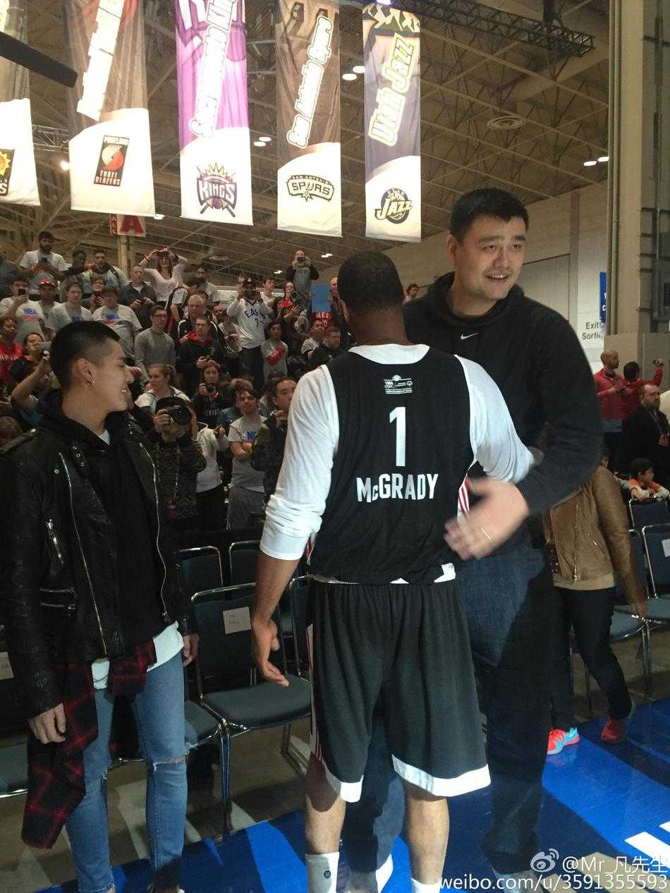 吴亦凡身穿黑色休闲装，微笑着站在姚明与麦蒂身旁，三人同框的画面充满了篮球世代的传承与温情。