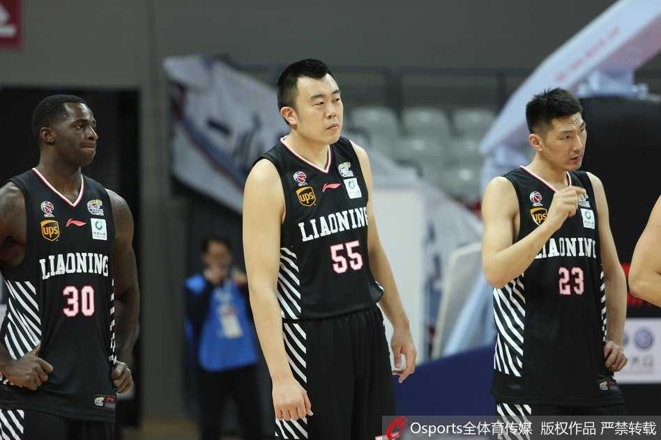 浙江队斯托克斯旱地拔葱完成双手暴扣，篮筐仿佛都在颤抖，气势如虹