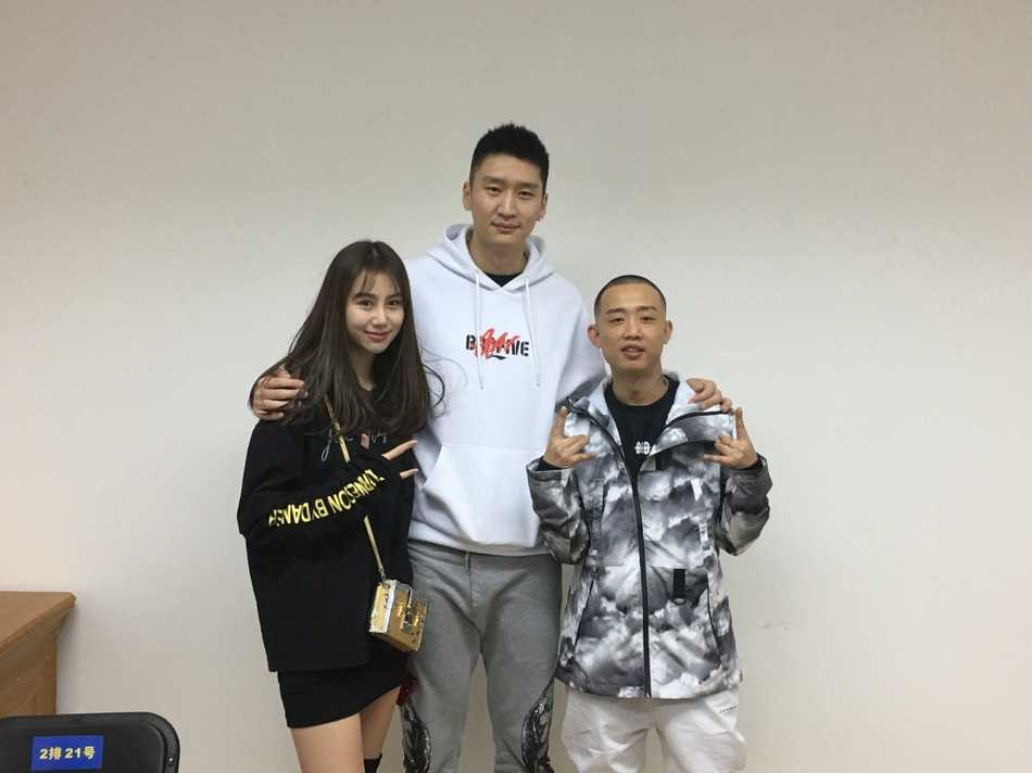 孙悦饶有兴致地跟着GAI学习嘻哈手势，两人表情投入，一个比划得认真，一个教得开心，背景中的陈露也被这有趣的一幕逗乐。