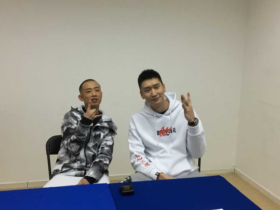 活动灯光下，孙悦的眼神坚毅而温和，伤病并未消磨他对生活的热情，反而让他有更多时间陪伴家人，享受这种跨界交流的新鲜感。