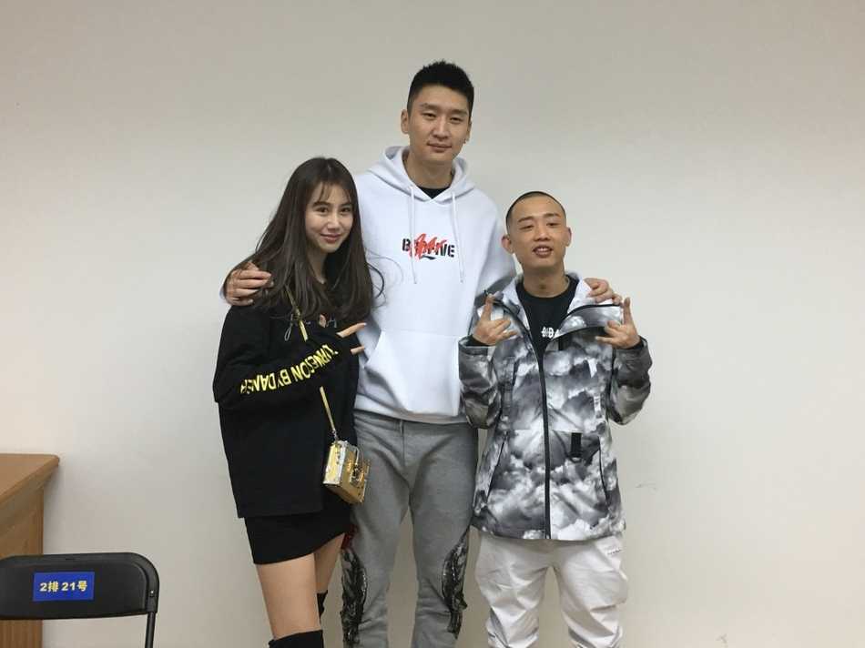 四人合影中，陈露小鸟依人地站在孙悦身旁，GAI则摆出酷酷的表情，画面定格了那个冬日里温暖而闪亮的瞬间，见证了跨界友谊的诞生。