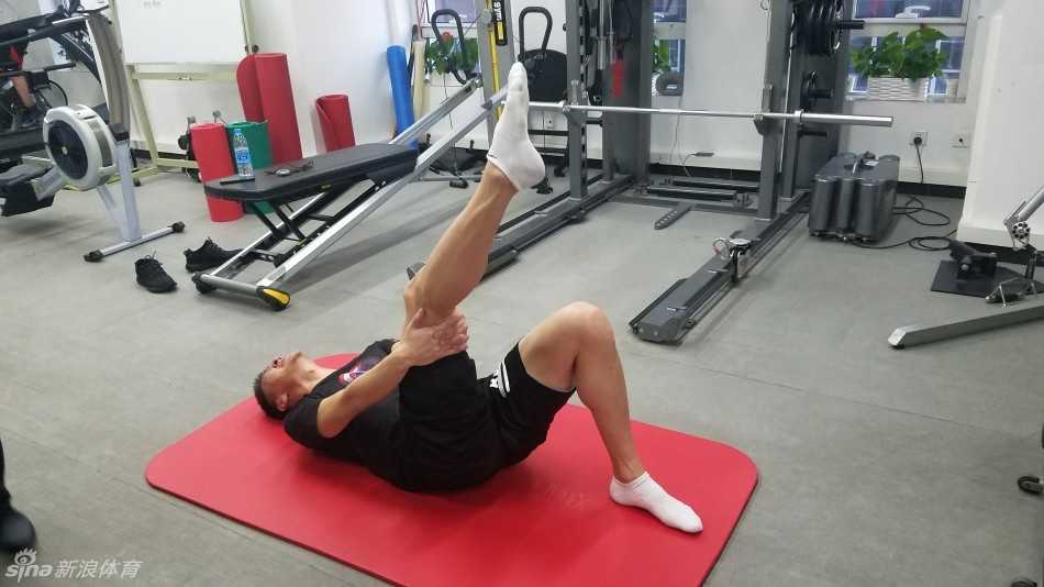孙悦休赛期勤勉理疗 志在彻底根治脚踝顽疾 孙悦正在进行水中康复训练,水的浮力减轻了脚踝的承重,他咬牙坚持完成每一个动作,汗水与水花交织在一起。