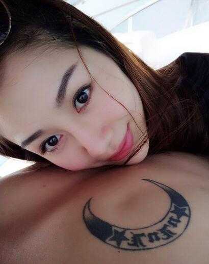 陈露侧身站立，眼神自信地望向远方，身体线条紧实流畅，产后恢复状态极佳