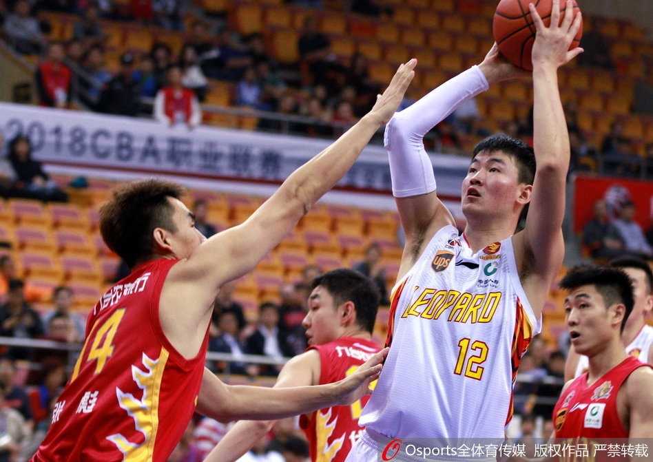 孟铎三分雨倾盆而下,深圳主场力克吉林豪取三连胜 深圳外援萨林杰在吉林队多人围堵下依然强硬起跳,用一次势大力沉的单手劈扣点燃全场