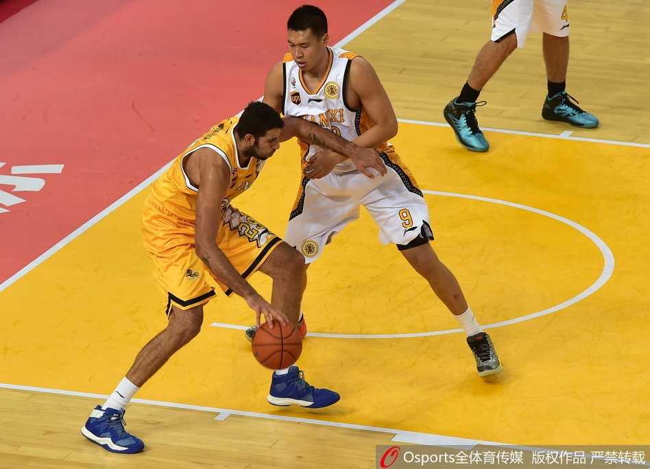 季前赛太原站广厦力克山西 外援对决演绎经典瞬间 赵岩昊全速回追防守,眼神专注紧盯对手