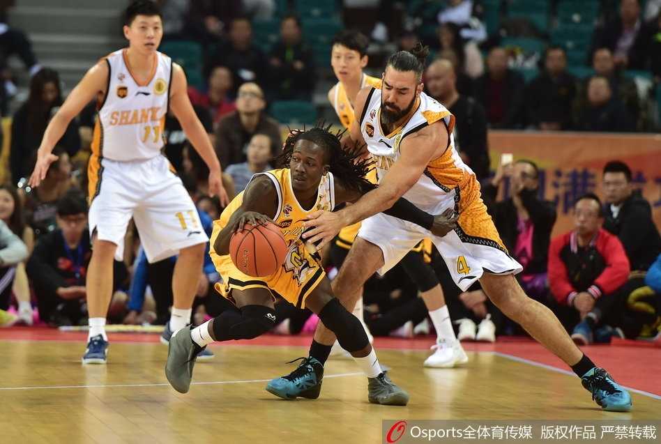 季前赛太原站广厦力克山西 外援对决演绎经典瞬间 福特森与詹宁斯发生身体接触后双双倒地,裁判鸣哨