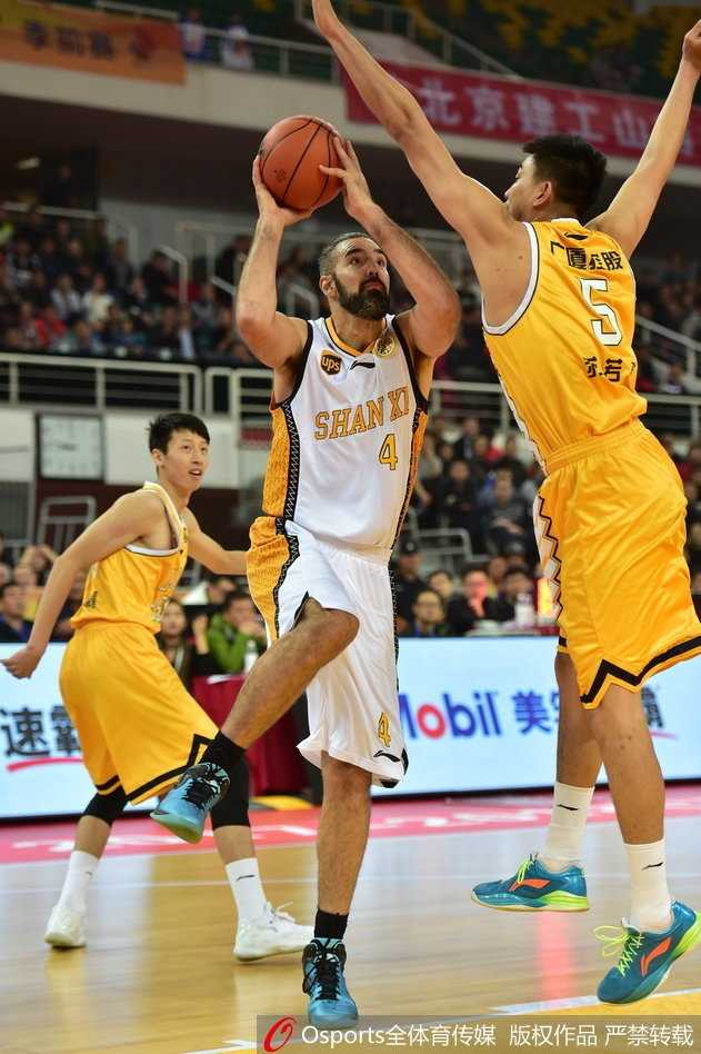 季前赛太原站广厦力克山西 外援对决演绎经典瞬间 广厦队球员庆祝胜利,替补席一片欢腾