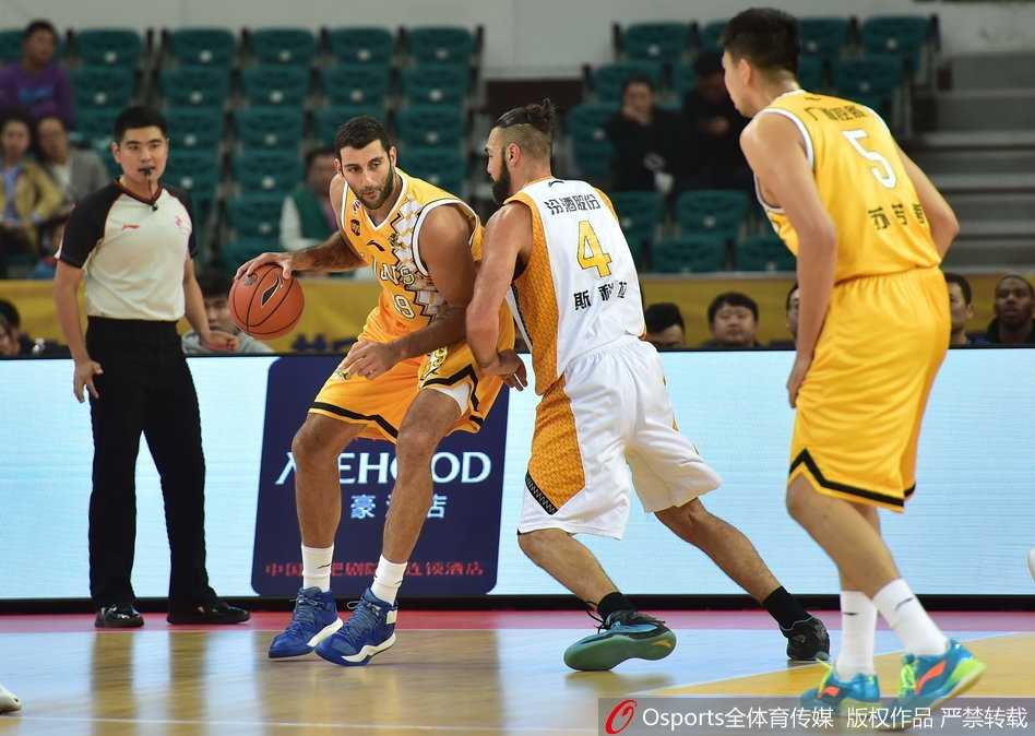 季前赛太原站广厦力克山西 外援对决演绎经典瞬间 詹宁斯持球强行突破广厦防线,直杀篮下气势如虹