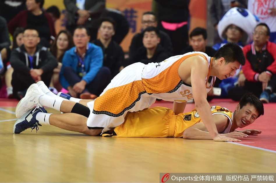 季前赛太原站广厦力克山西 外援对决演绎经典瞬间 博洛西斯篮下强打斯科拉,两人肌肉碰撞激烈对抗