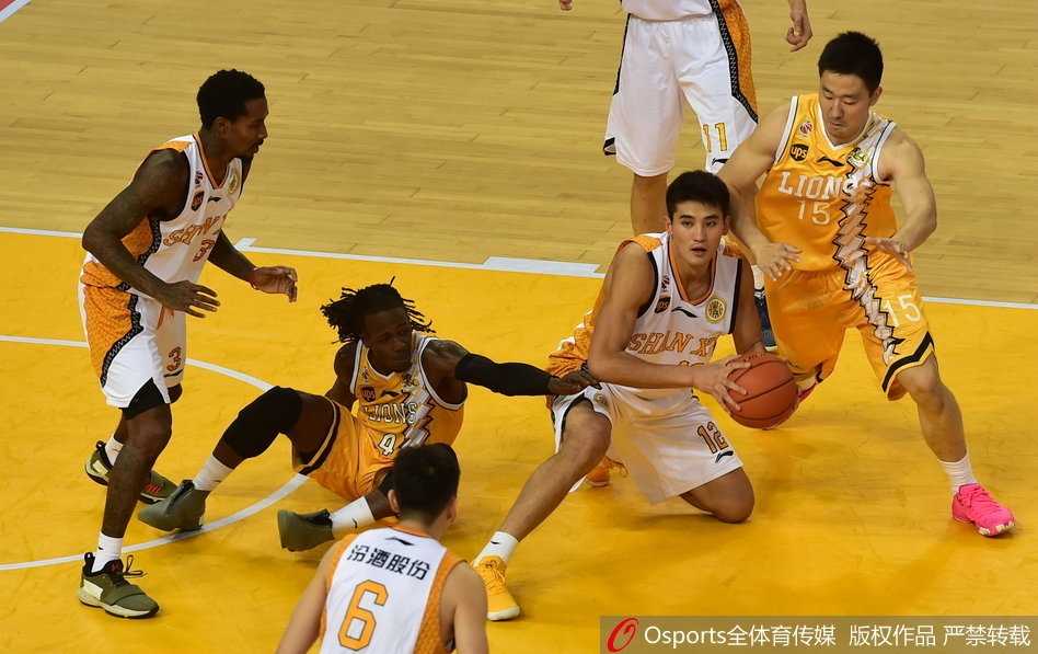 季前赛太原站广厦力克山西 外援对决演绎经典瞬间 斯科拉在罚球间隙伸手整理凌乱的发型,风度依旧