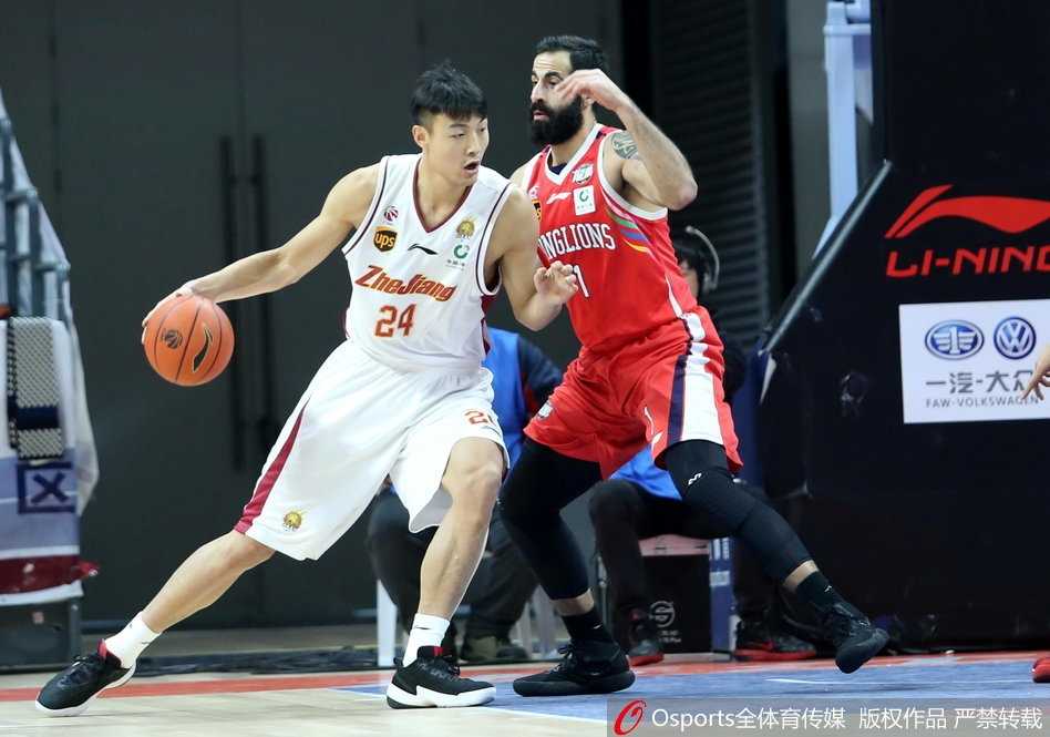 浙江队威姆斯腾空而起单手劈扣，广州队防守球员望球兴叹