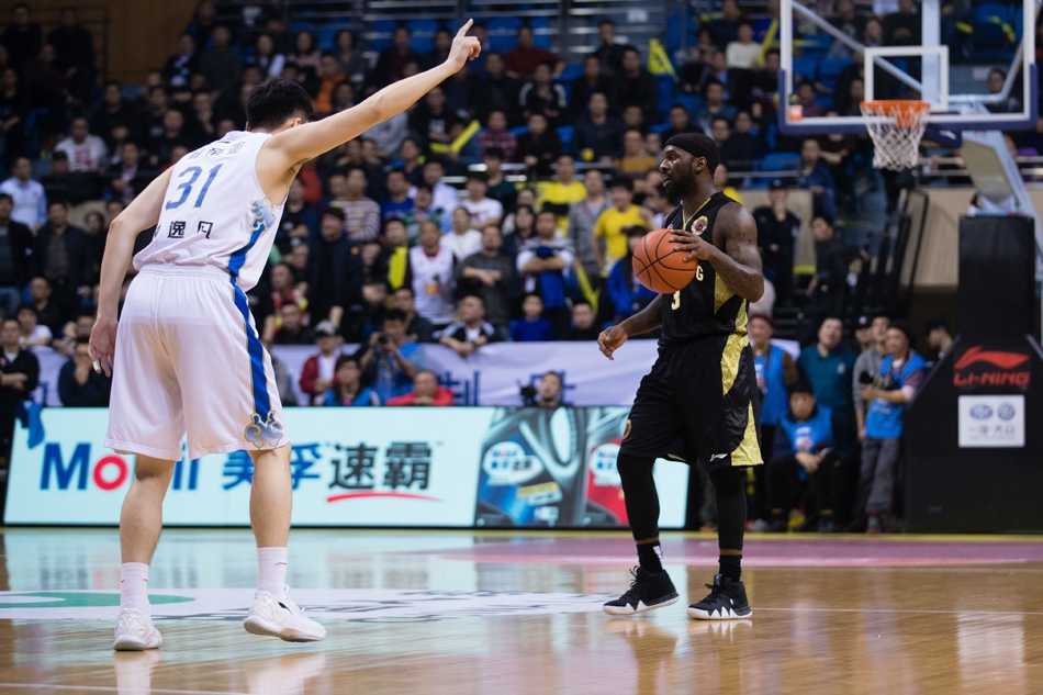 丁彦雨航在江苏队严密防守下如蛟龙出海，空中拉杆上演高难度上篮，瞬间点燃客场战火