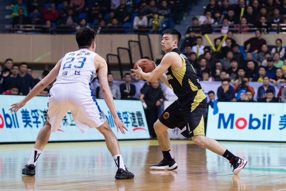 山东队外援劳森如精灵般穿梭于防守丛林中，人缝中穿越挑篮得手，展现出NBA级别的控球与终结能力