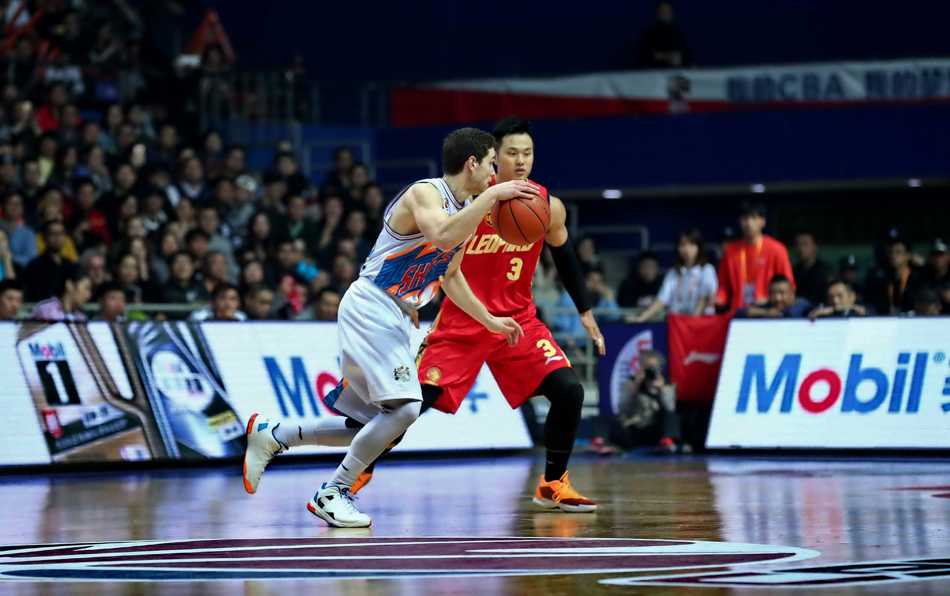 上海队组织核心刘晓宇面对防守，冷静地运球观察队友跑位，试图撕开深圳队的防线。